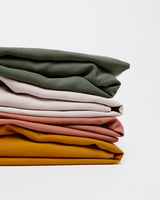 Literies en fibres naturelles couleurs forêt, pivoine, safran et terra pliées.