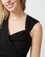 Cami et bandeau de peau à peau noire pour femme avec attache au niveau de l'épaule.