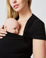 Chandail de peau à peau noir modèle femme, maman et bébé, détail vu de près.