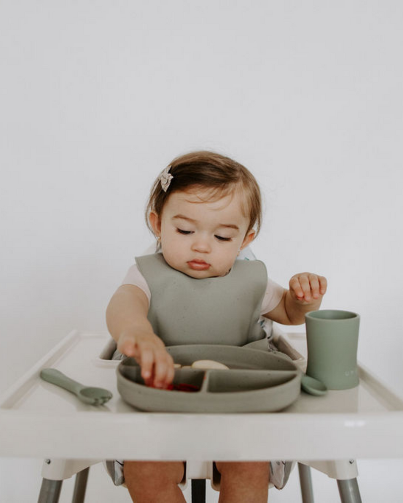 Bébé qui manque dans ensemble de vaisselle couleur pistache.