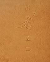 Signature Umana sur tapis de cuir végétalien rond.